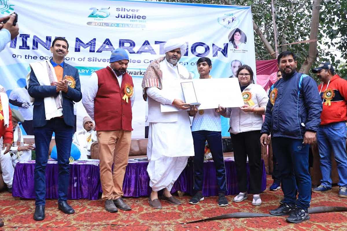 मिनी मैराथन में विद्यार्थियों ने लगाई दौड़, प्रतिभा वनों को किया गया पुरस्कृत